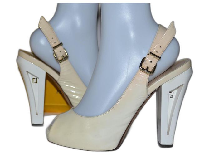 Fendi Sandalen weiß Lackleder Größe 37