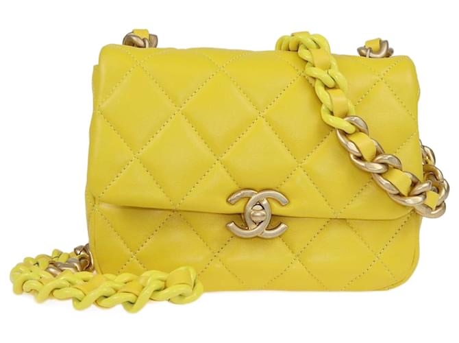 Sac à bandoulière mini Candy en cuir matelassé jaune de Chanel  ref.1526271