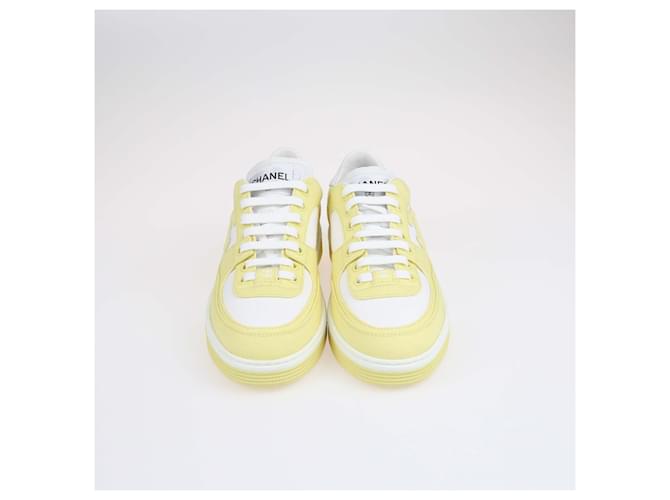 Baskets Chanel jaunes/blanches avec logo CC entrelacé Toile  ref.1526273