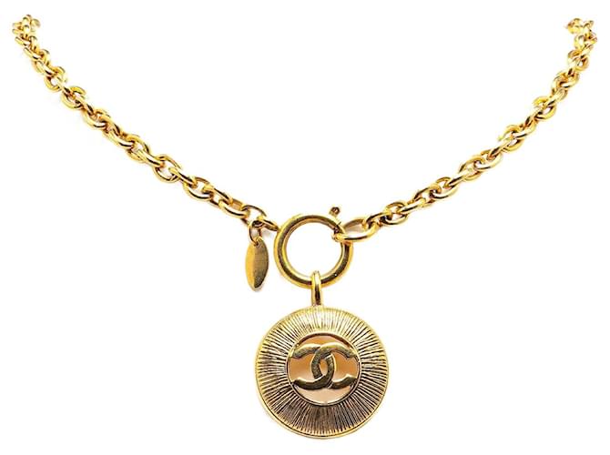 Goldfarbene CC runde Anhänger Halskette von Chanel Golden Metall  ref.1526500