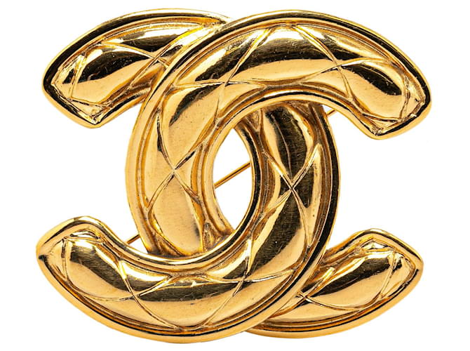 Broche acolchado CC chapado en oro de Chanel Dorado Metal  ref.1526517