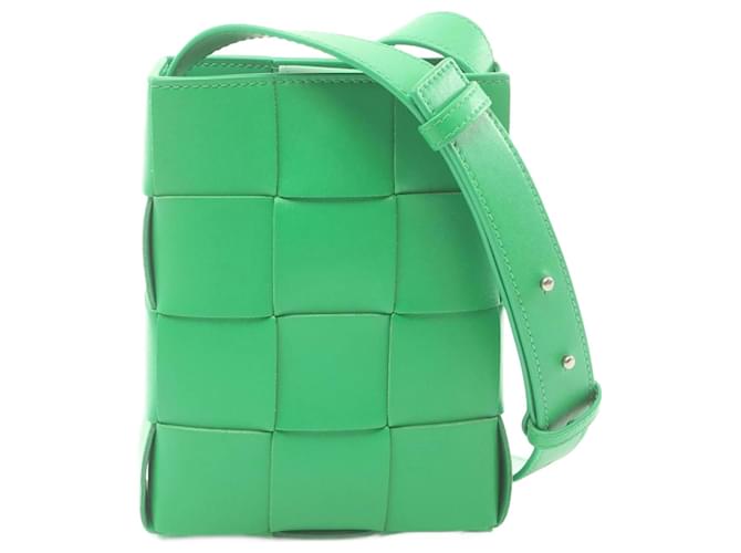 Bolso de Hombro Maxi Intrecciato de Bottega Veneta Verde Cuero  ref.1529580