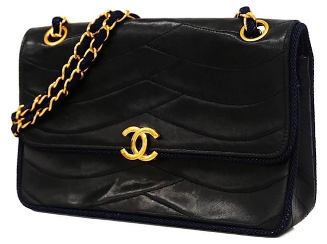 Chanel Schultertasche aus marineblauem Lammleder  ref.1532988