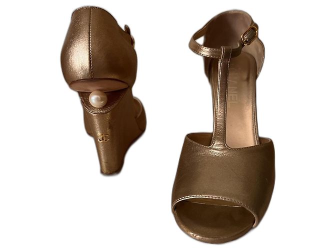 Saltos Chanel em couro dourado