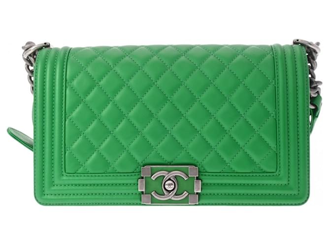 Le Boy Bolsa de ombro Chanel Boy com corrente Chanel Verde Couro  ref.1543598