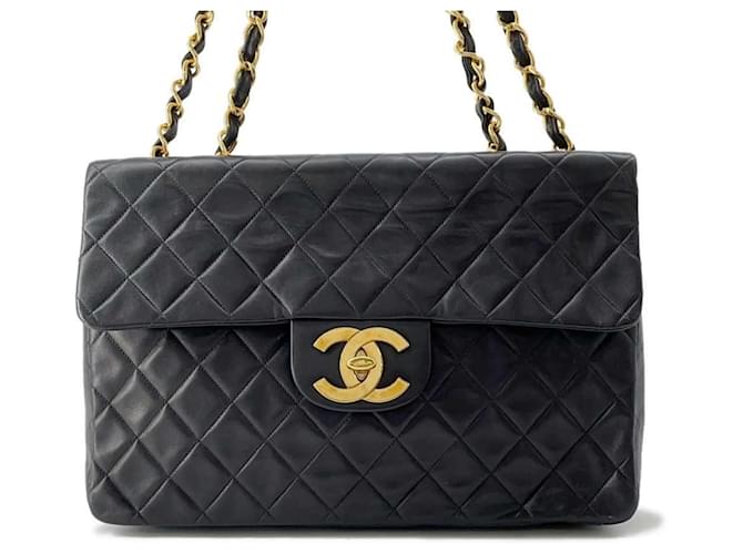 Bolsa de ombro em couro de cordeiro preto Chanel com corrente  ref.1544669