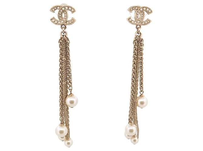 NEUF BOUCLES D'OREILLES CHANEL PENDANTES LOGO CC STRASS CHAINE NEW EARRINGS Métal Doré  ref.1546859