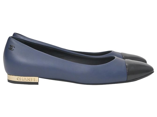 Timeless Ballerine Chanel con punta in pelle blu e nera