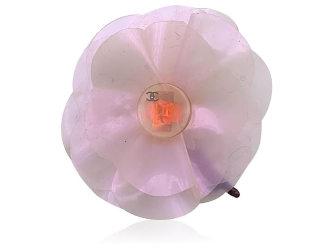 Chanel Broche en forme de camélia en plastique irisé Rose  ref.1548287