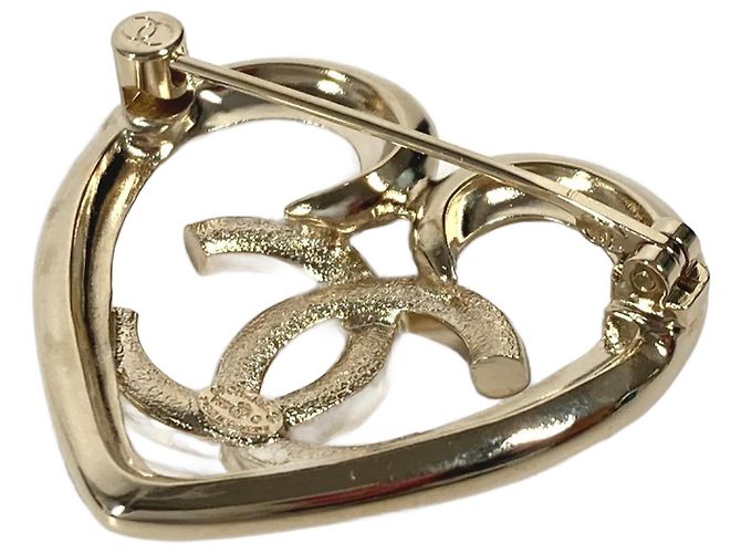 Broche em forma de coração com strass dourado Chanel