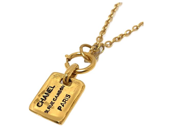 Colar Placa Dourada Chanel Dourado
