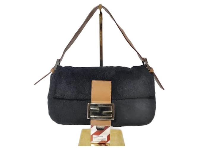 Fendi Baguette en daim avec fermeture logo Zucchino en ton argent, sac à épaule noir/beige Suede  ref.1549832