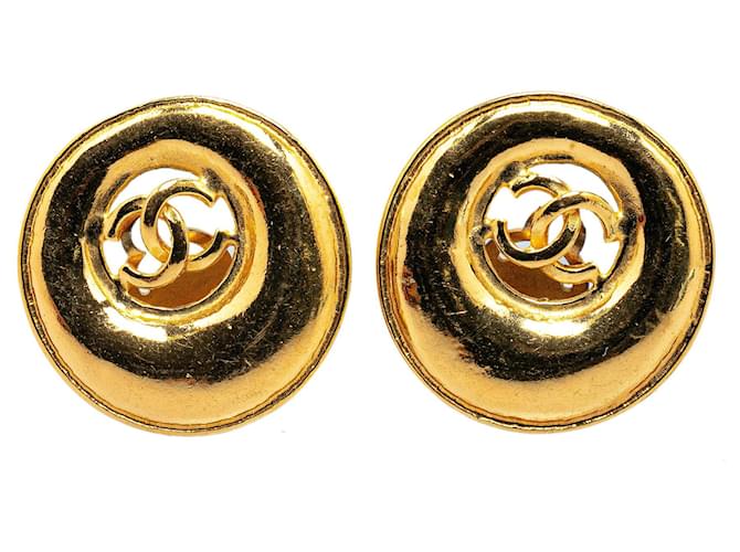 Boucles d'oreilles rondes clip-on en or plaqué Chanel CC doré Plaqué or  ref.1549893