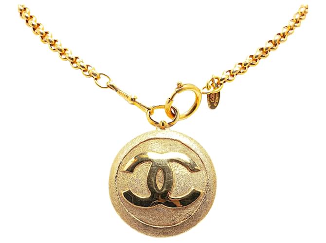 Collier pendentif rond en CC plaqué or de Chanel Doré  ref.1549950