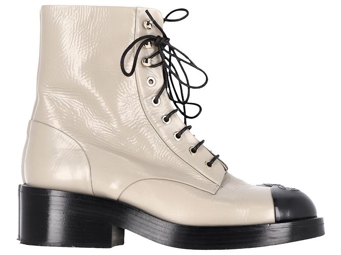 Timeless Beige Kalbsleder Schnürstiefel mit ineinandergreifendem CC-Logo von Chanel