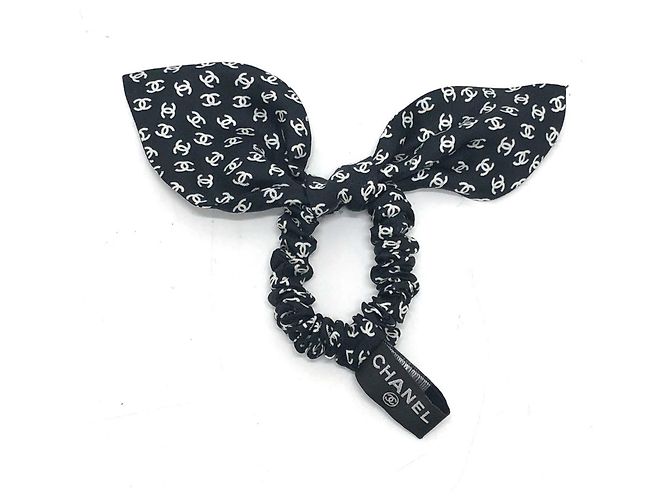 Scrunchie de pelo con cinta Chanel y marca Coco Negro Blanco