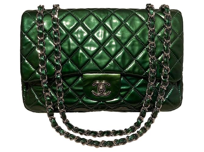 Chanel RARE Sac à rabat classique Jumbo en cuir verni vert métallique  ref.1552340