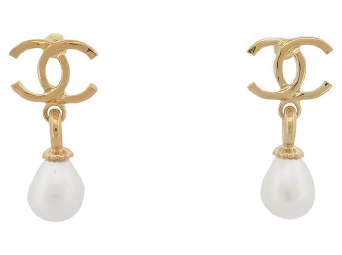 NINE CHANEL LOGO CC PEARL DROP EARRINGS NEW Golden Metal  ref.1553652