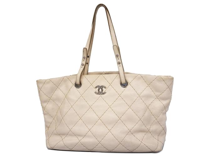 Sac fourre-tout en cuir Wild Stitch de Chanel Écru  ref.1556176