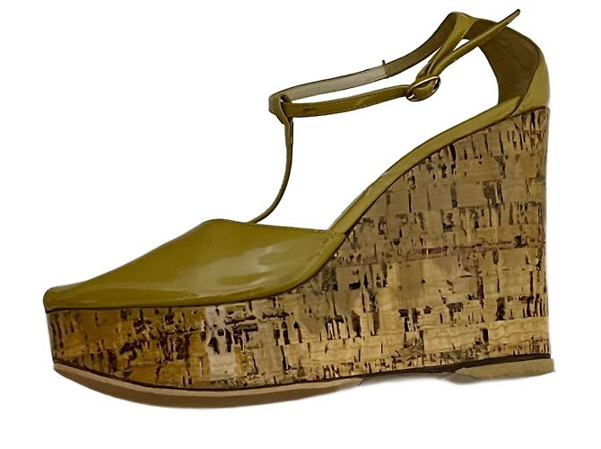 Yves Saint Laurent Sandalias de cuña de charol YSL con plataforma Beige Mostaza
