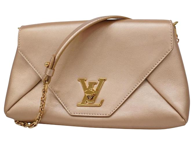 Nota d'amore Louis Vuitton D'oro Pelle verniciata  ref.1560250