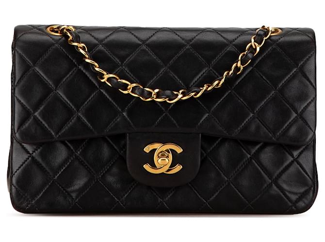 Bolsa de ombro dupla clássica pequena em couro de cordeiro preto Chanel  ref.1560986