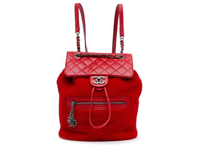 Mochila de montanha pequena em shearling vermelho e couro de bezerro envernizado Chanel  ref.1561124