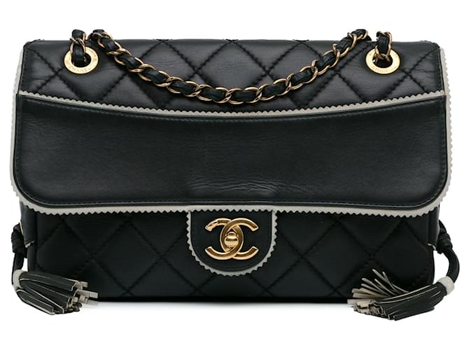 Sac à rabat en cuir d'agneau matelassé noir Chanel CC avec frange et bordure embellie  ref.1562645