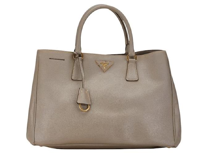 Borsa a mano Prada in pelle Saffiano con placca logo triangolare Grigio  ref.1563255