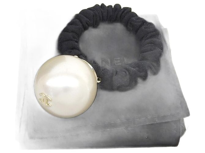 Elastico per capelli Chanel con logo in perla finta