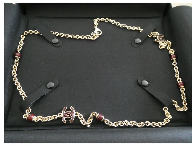 Collar Chanel nuevo de 90 cm gris nácar con su caja Burdeos