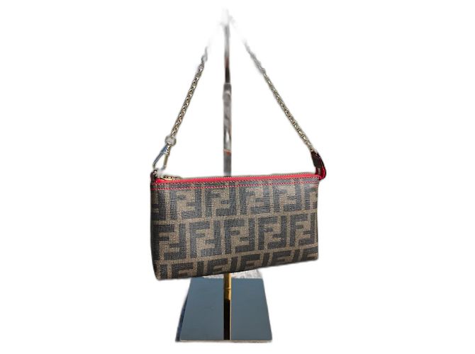 Pochette Fendi Zucca de couro com corrente Marrom