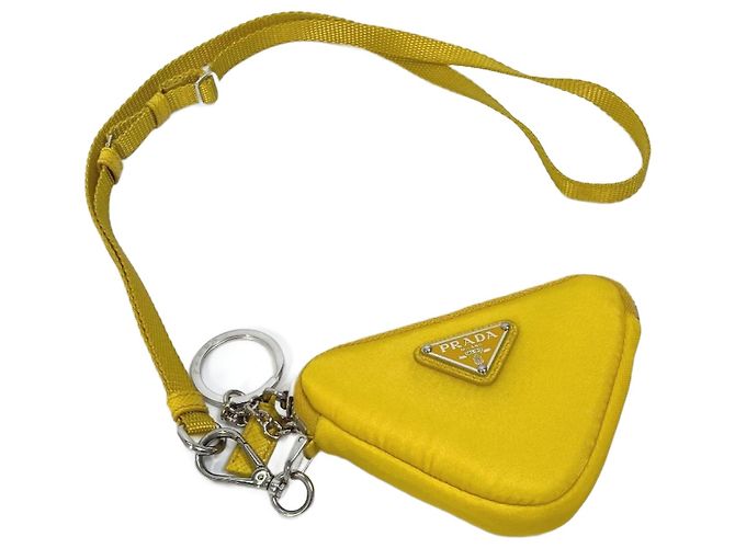 Prada Gelbe Nylon-Tasche mit Halsband