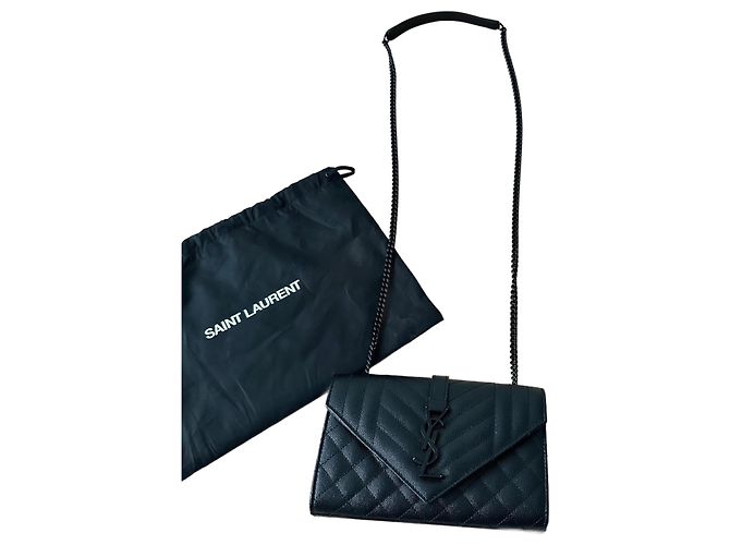 Bolso Envelope Saint Laurent de Cuero Caviar Negro