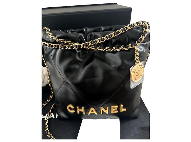 2.55 Sac à main Chanel Original Mini 22 en cuir noir
