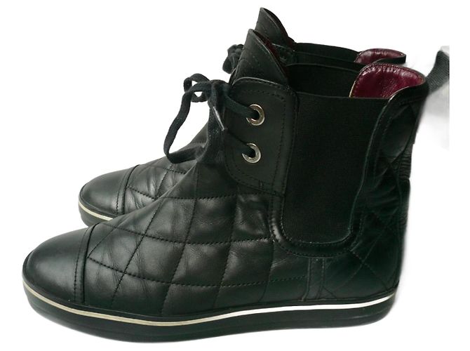 CHANEL Black quilted leather boots size 38 GOOD CONDITION