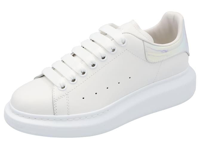 Alexander McQueen Damen Oversized Sneaker Larry in WeiB Schockpink Leder Kalbahnliches Kalb ref.1595021 Joli Closet