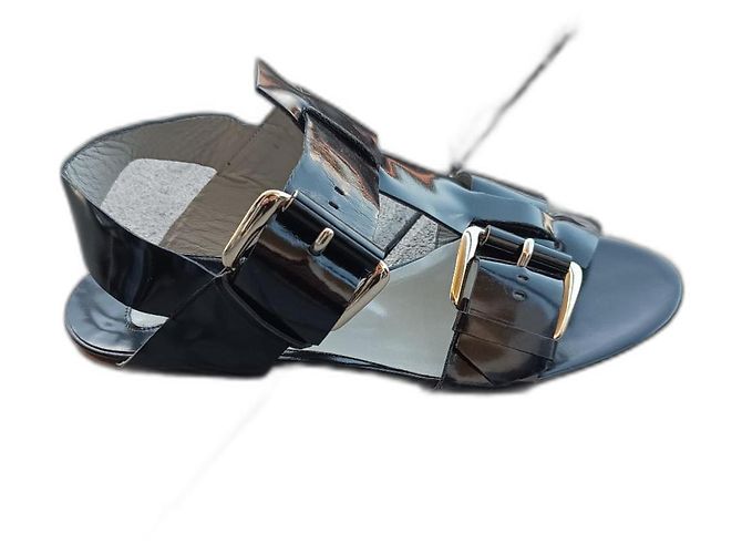 Chloé Sandalen aus schwarzem Lackleder