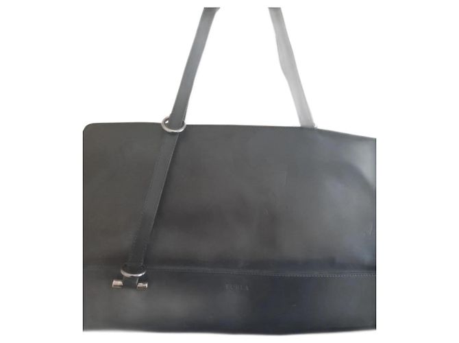 Furla Handtasche aus schwarzem Lackleder mit Silberhardware Silber Hardware