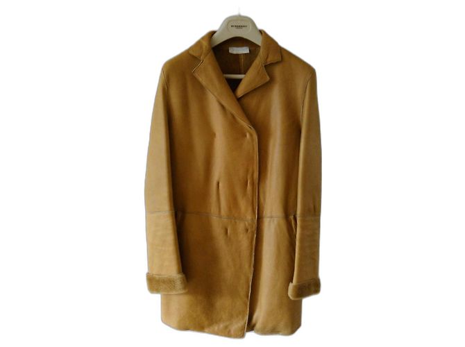 BURBERRY DOUBLE-BREASTED SHEARLING COAT. Beige