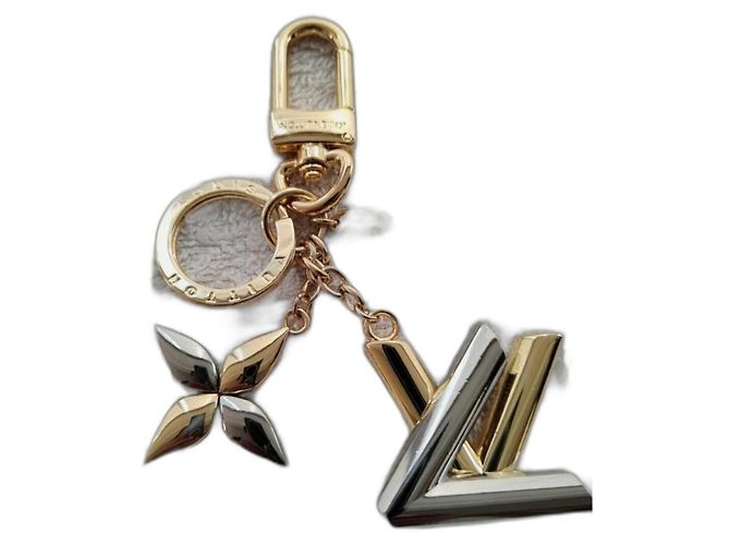 Chaveiro Louis Vuitton Twist Hardware prateado Gold hardware