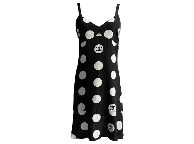 Cambon Vestido de seda preto com bolinhas e logo CC da Chanel
