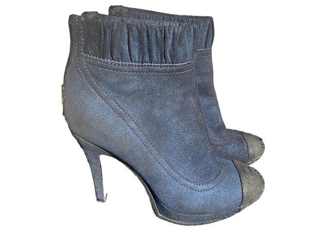 Botines Chanel de cuero azul oscuro