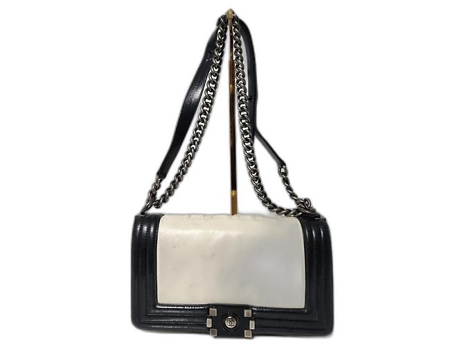 Bolsa Boy Média com Fecho Chanel Creme/Preto Cru