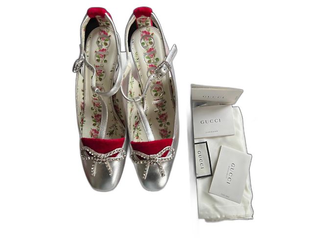 Gucci High Heels aus silbernem Leder 36