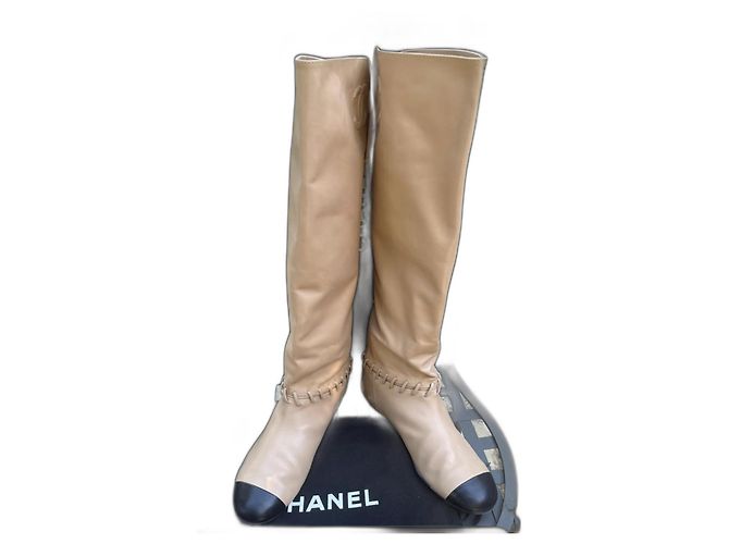 Botas Chanel de piel de cordero beige