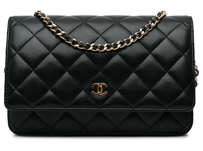 Wallet On Chain Cartera Chanel de piel de cordero acolchada negra con cadena CC Negro Cuero ref.1619292 Joli Closet