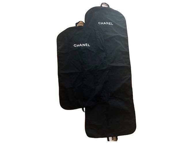 Lote de 2 capas de roupa Chanel Preto
