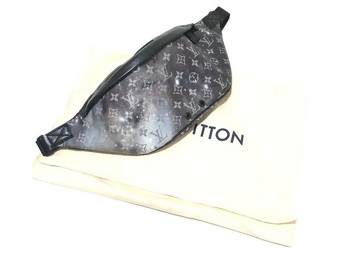 Bolsa de cintura Louis Vuitton Monogram Galaxy Discovery Preto Prata