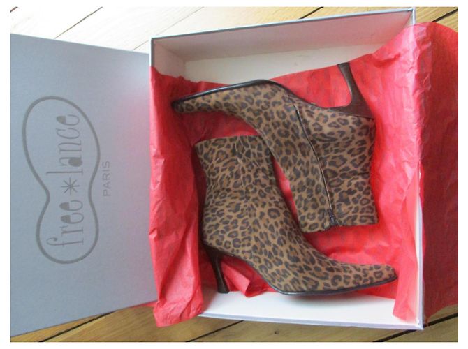 Free Lance Botas de cuero con estampado de leopardo. Talla 36.